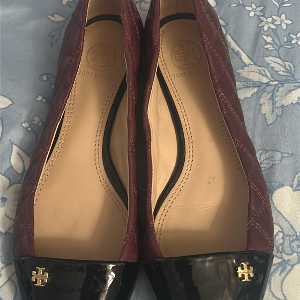 Tory Burch Burgundy and Black Women's Flats Katelyn cap toe